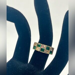 Vintage Art Deco style emerald green clear stone band ring gold tone size 6